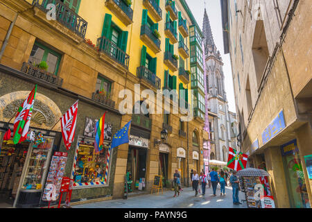 Bilbao Straße, Blick entlang der Straße in Richtung der Catedral de Santiago in der Mitte der Casco Viejo (Altstadt) in Bilbao, Spanien. Stockfoto