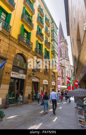 Bilbao Straße, Blick entlang der Straße in Richtung der Catedral de Santiago in der Mitte der Casco Viejo (Altstadt) in Bilbao, Spanien. Stockfoto