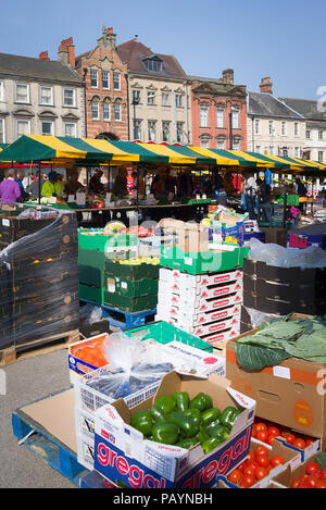 Frische Produkte warten auf Anzeige in der Marktstände in Worksop Nottinghamshire England Großbritannien Stockfoto