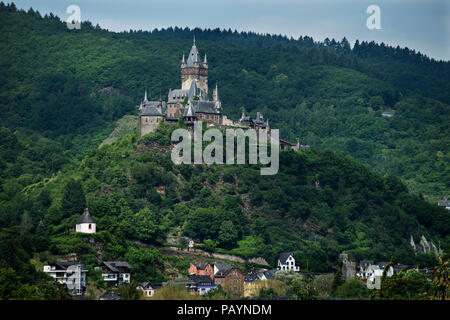 Cochem ist der Sitz der und die größte Stadt im Landkreis Cochem-Zell in Rheinland-Pfalz, Deutschland. Der kaiserlichen Burg erhebt sich über der Mosel, Mo Stockfoto