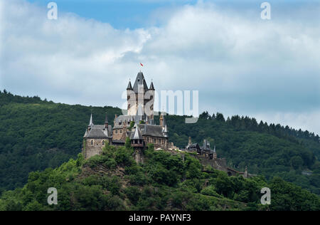 Cochem ist der Sitz der und die größte Stadt im Landkreis Cochem-Zell in Rheinland-Pfalz, Deutschland. Der kaiserlichen Burg erhebt sich über der Mosel, Mo Stockfoto
