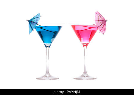 Für Sie und Ihn Partei oder Ferienhäuser Cocktails. Neon Blau und Rosa Sommer Spaß alkoholische Getränke in cocktail Gläser mit dekorativen Sonnenschirmen. Wieder isoliert Stockfoto