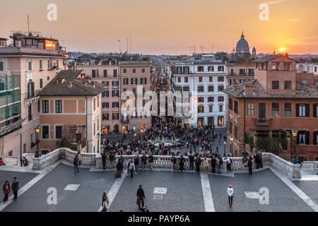 Viele Touristen beobachten den Sonnenuntergang von Trinità de Monti aus. Rom Italien Stockfoto