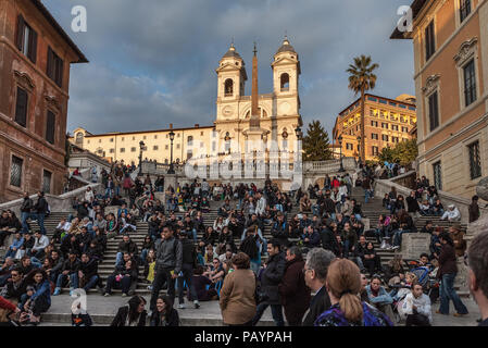 Touristen sitzen oder besuchen die Stufen von trinita de monti. Rom, Latium, Italien, Europa Stockfoto