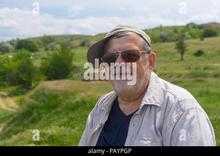 Outdoor Portrait von Happy ukrainischen Landsmann gegen hügeligen Frühling Weide Stockfoto