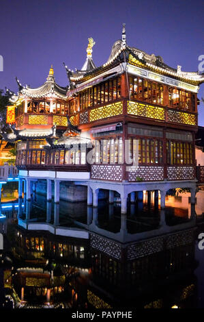 Shanghai, China, Juli 2015. Shanghai Yu Garden Tea House in der Nacht beleuchtet, Yu Garten ist einer der bekanntesten touristischen Attraktionen in Shanghai. Stockfoto