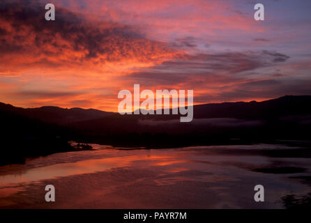 Sonnenaufgang von Rogue River Bridge, Gold Beach, Oregon Stockfoto