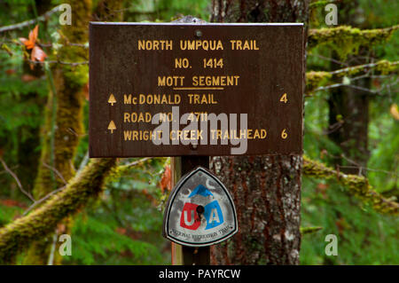 Trail Zeichen entlang der Umpqua River National Recreation Trail, North Umpqua Wild und Scenic River, Rogue-Umpqua National Scenic Byway, Umpqua Nationalen Stockfoto