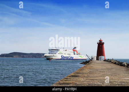 Die Stena Superfast X Autofähre Leuchtturm vorbei Poolbeg, Dublin, Irland auf dem Weg nach Dublin Port mit Howth Head im Hintergrund. Stockfoto
