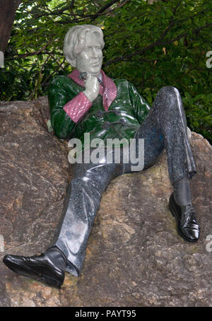 Statue auf einem Fels von Oscar Wilde in Merrion Square Dublin Irland Stockfoto