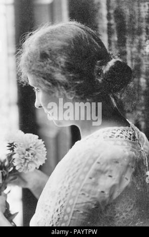 Helen Keller, Kopf und Schultern hoch, nach links, mit Blumen, ca. 1912 Stockfoto