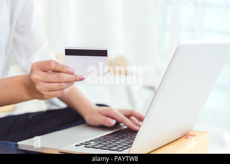 Frau Hände, die Kreditkarte für Online einkaufen oder der Bestellung von Produkten aus dem Internet bei der Verwendung von Laptops. Geschäfts- und Zahlungsbedingungen Konzept. E-commerce und Stockfoto