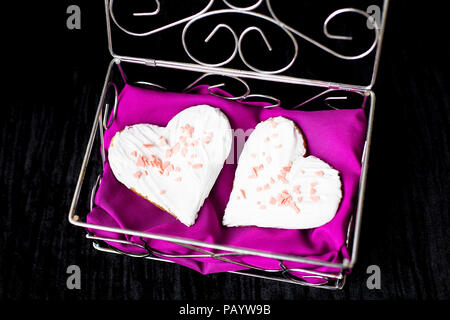 Cookies in Form von Herzen liegt in einer Schatulle mit einem rosa Handtuch, close-up Stockfoto