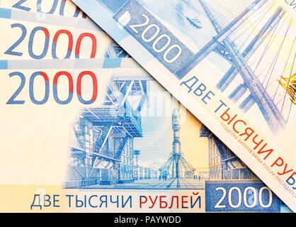 Neue Russische Banknoten im Wert von 2000 Rubel Nahaufnahme, Ansicht von oben Stockfoto