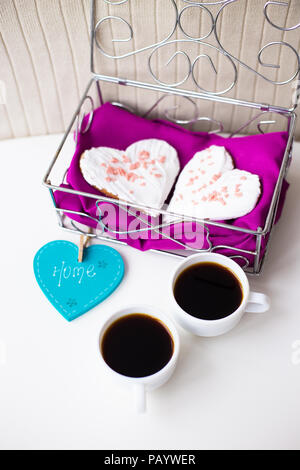 Cookies in einem Herzen und zwei Tassen Kaffee auf den Tisch, sagt Stockfoto