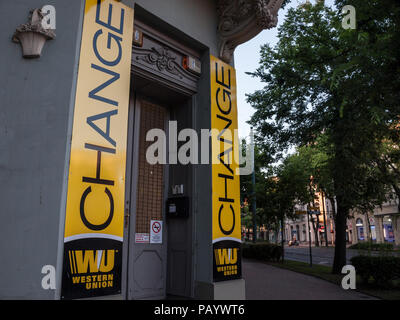 SZEGED, UNGARN - Juli 3, 2018: Western Union Logo auf ihren wichtigsten Exchange Office für Szeged. Das Unternehmen Western Union ist ein American Financial Servic Stockfoto