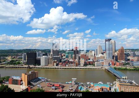 Pittsburgh, Pennsylvania - Stadt in den Vereinigten Staaten. Skyline mit Monongahela River. Stockfoto