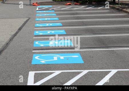 Behindertengerechte Parkplätze - Verkehrsinfrastruktur Fahrbahnmarkierungen. Stockfoto