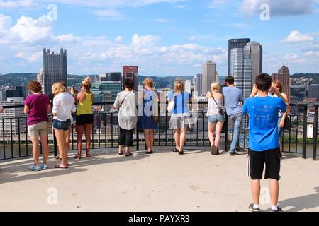 PITTSBURGH - Juni 29: Menschen besuchen die Skyline blicken am 29. Juni 2013 in Pittsburgh. Mit einer Bevölkerung von 306,211 Es ist die 2. größte Stadt in den USA. Stockfoto