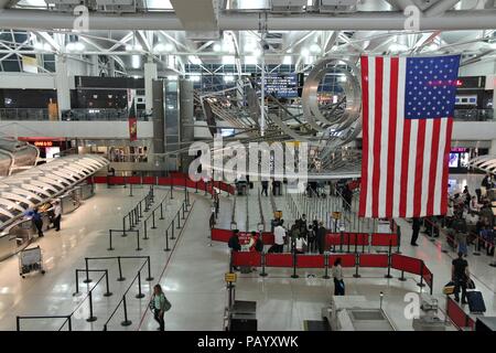 NEW YORK - 7. Juni: Die Menschen eilen am Flughafen JFK am 7. Juni 2013 in New York. Im Jahr 2012 wird der Flughafen 49,3 Millionen Passagiere (6 verkehrsreichsten in U Stockfoto