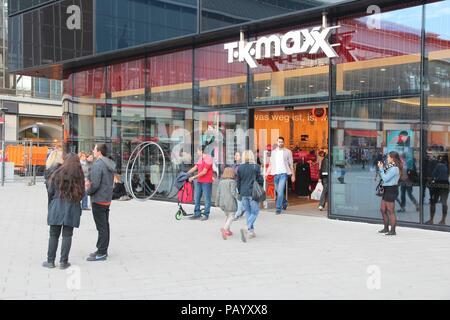 BERLIN, DEUTSCHLAND - 25 AUGUST, 2014: die Menschen besuchen T.K. Maxx-Store in Berlin. Als 2014 die Kleidung Outlet und Home Firma hat einige 1000 speichert Stockfoto