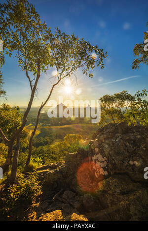 Sonnenuntergang vom Mount Tibrogargan, Glas Haus Berge, Sunshine Coast, Queensland, Australien gesehen Stockfoto