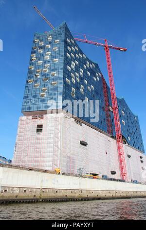 HAMBURG, DEUTSCHLAND - 28. AUGUST 2014: Elbphilharmonie in Hamburg. Das Gebäude ist im Bau und wird im Jahr 2017 abgeschlossen sein. Es war Stockfoto