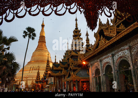 Sonnenuntergang auf der Shwedagon Pagode in Yangon, Myanmar. Die Shwedagon-Pagode ist der wichtigste buddhistische Tempel in Myanmar. Stockfoto
