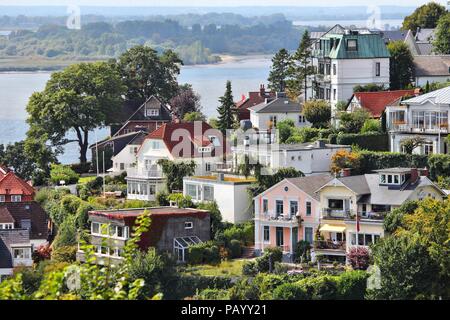 Hamburg, Deutschland - Blankenese, berühmten Vorort von schmalen Fußgängerwegen und Treppen. Zeigen Sie mit dem Fluss Elbe. Bezirk Altona. Stockfoto