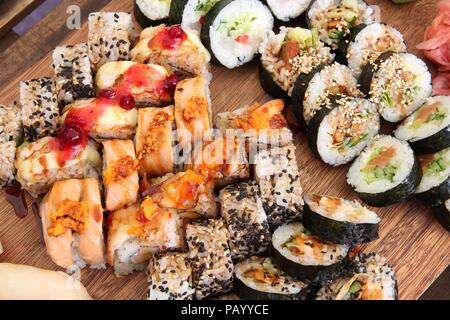 Sushi board mit verschiedenen Nigiri, futomaki, Uramaki hosomaki und Brötchen. Japanische Küche. Stockfoto