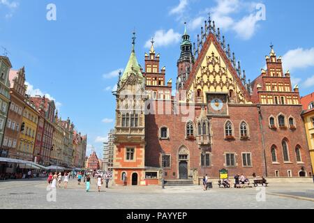 WROCLAW, Polen - Juli 6, 2014: die Menschen besuchen Rynek (Marktplatz) in Breslau. Breslau ist die viertgrößte Stadt in Polen mit 632,067 Menschen (2013). Stockfoto