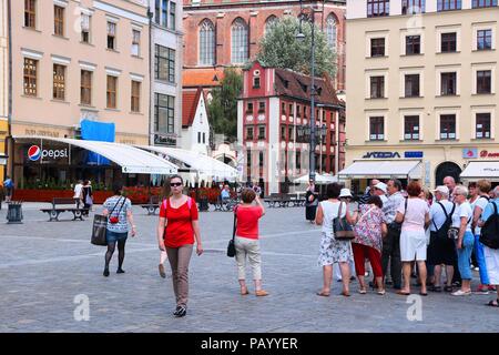 WROCLAW, Polen - Juli 6, 2014: die Menschen besuchen Rynek (Marktplatz) in Breslau. Breslau ist die viertgrößte Stadt in Polen mit 632,067 Menschen (2013). Stockfoto