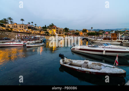 Fischerboote in Jbeil Byblos alter Hafen, Hafen, in der Dämmerung, Libanon Stockfoto