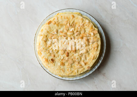 Ganze schwedische Mandel Kuchen mit weißer Schokolade. Traditionelle organische Kuchen. Stockfoto