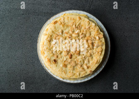 Ganze schwedische Mandel Kuchen mit weißer Schokolade. Traditionelle organische Kuchen. Stockfoto