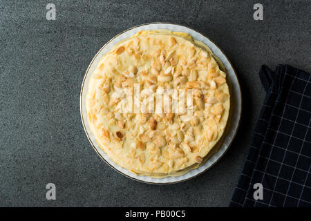 Ganze schwedische Mandel Kuchen mit weißer Schokolade. Traditionelle organische Kuchen. Stockfoto