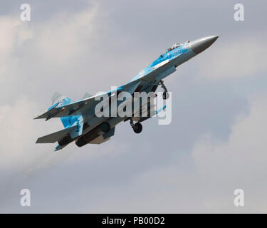 Ukrainische Suchoi Su-27 Flanker Kampfjet Kampfflugzeug am 2018 Royal International Air Tattoo fliegen Stockfoto