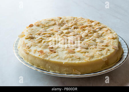 Ganze schwedische Mandel Kuchen mit weißer Schokolade. Traditionelle organische Kuchen. Stockfoto