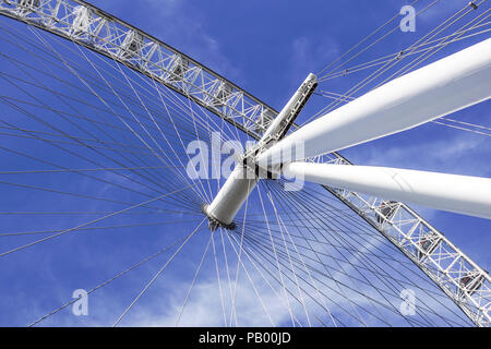 LONDON, Vereinigtes Königreich - Mai 6: Detail des London Eye auf 6. Mai 2011 in London, Vereinigtes Königreich. London Eye ist das größte Riesenrad Europas auf 135 Meter Stockfoto