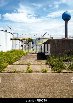 Alte verwitterte Wasseraufbereitungsanlage einer großen industriellen Fabrik Stockfoto