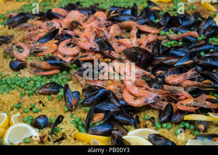 Riesige Pfanne mit Paella kochen im Londoner Borough Market, Großbritannien Stockfoto