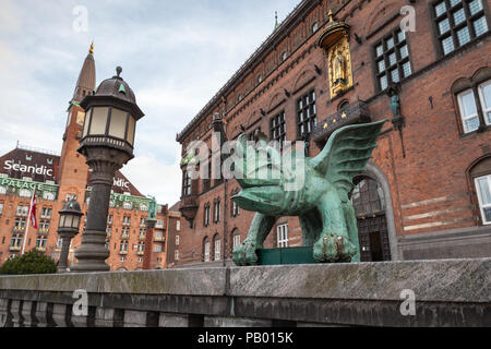 Kopenhagen, Dänemark - Dezember 9, 2017: Statue des Drachen Brunnen. Rathausplatz in Kopenhagen. Es wurde 1904 eingeweiht. Stockfoto