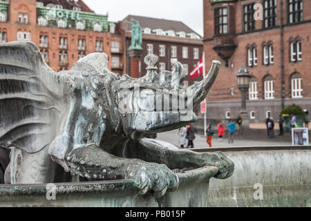 Kopenhagen, Dänemark - Dezember 9, 2017: Statue des Drachen Brunnen auf dem Rathausplatz in Kopenhagen. Es wurde 1904 eingeweiht. Stockfoto