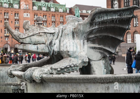 Kopenhagen, Dänemark - Dezember 9, 2017: Dragon Fountain Statue. Rathausplatz in Kopenhagen. Es wurde 1904 eingeweiht. Stockfoto