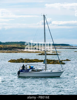 Familie auf der Yacht "Pompero Segeln aus der Bucht in die Firth-of-Forth, North Berwick, East Lothian, Schottland, Großbritannien Stockfoto