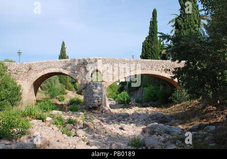 Die römische Brücke über den Torrent de Sant Jordi in Pollenca auf der spanischen Insel Mallorca am 4. September 2017. Stockfoto