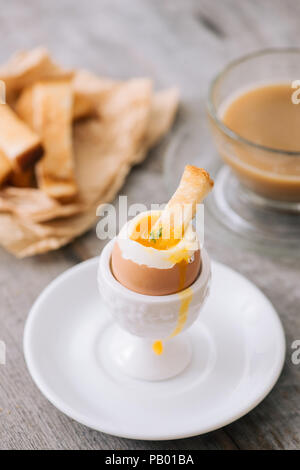 Das Eigelb fließt von gekochtes Ei auf toast Stockfoto