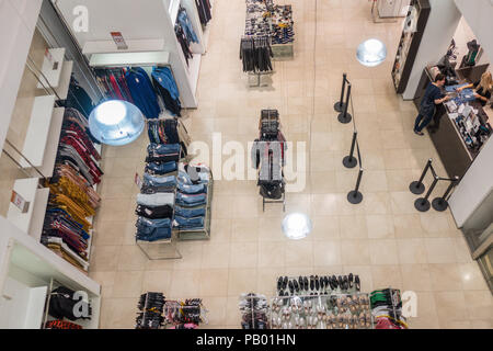 Blick auf Zara Store von oben. Zara ist ein spanischer Kleidung und Zubehör Händler in Viveiro, Galicien, Spanien Stockfoto