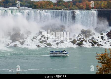 Wunderschöne und beeindruckende Panorama der Niagara Falls in Ontario (Kanada) auf einem farbenfrohen Herbst Tag mit Wasser, die Fälle Stockfoto