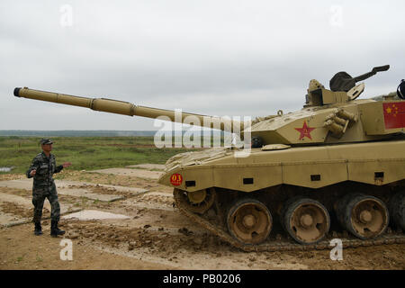 Alabino, Russland. 24. Juli, 2018. Tank Crew Mitglieder Training für einen Tank biathlon Wettbewerb als Teil der 2018 internationale Spiele, bei Alabino Schießstand 2018. Stockfoto